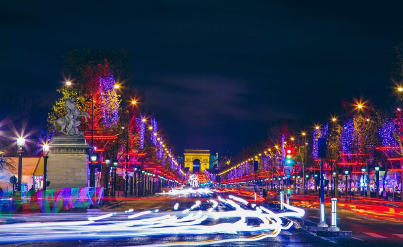 Y Champs Élysées a’r Arc de Triomphe gyda goleuadau Nadolig y ddinas