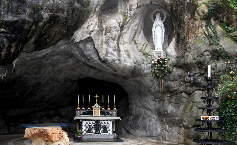 Cerflun o Mair yn Lourdes